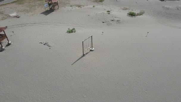 Vista Aérea Cuerda Vieja Columpio Madera Desierto Playa Arena Con — Vídeo de stock