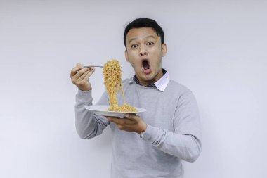 Shock 'un portresi ve Wow Asyalı genç adam eriştenin tadını çıkarıyor. Öğle yemeği konsepti..