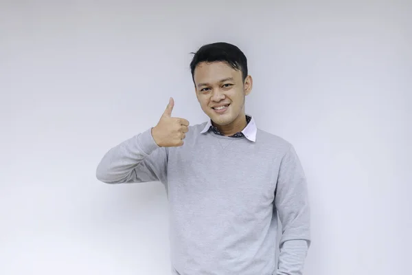 Joven Asiático Hombre Usar Gris Camisa Con Feliz Sonriente Cara —  Fotos de Stock