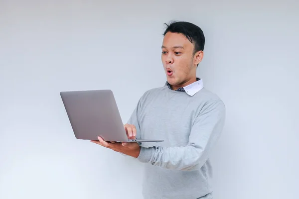 Wow Face Young Asian Man Shocked What See Laptop Working — Fotografia de Stock