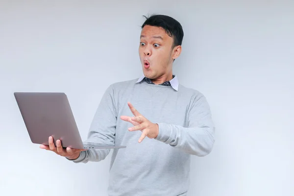 Wow Face Young Asian Man Shocked What See Laptop Working — Fotografia de Stock
