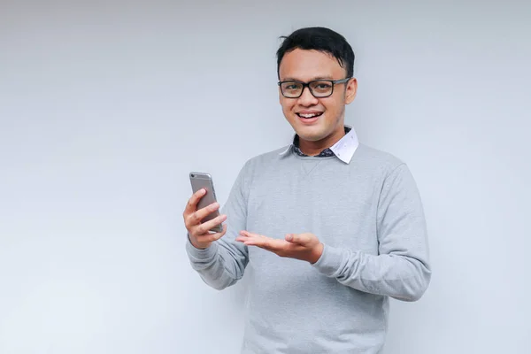 スマート若いアジア人男性はスタジオの背景にスマートフォンを使用する際に幸せと笑顔です — ストック写真