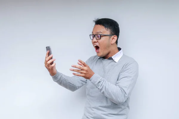 Jonge Aziatische Man Geschokt Blij Met Wat Hij Ziet Smartphone — Stockfoto