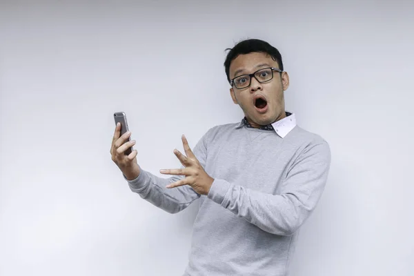 Wow Wajah Pria Asia Anda Terkejut Apa Yang Lihat Smartphone — Stok Foto