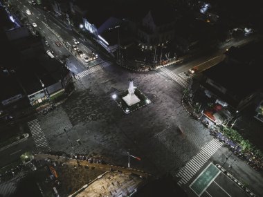 Geceleri Endonezya 'daki Tugu Jogja ya da Yogyakarta Anıtı' nın havadan görünüşü. Yogyakarta, Endonezya - Ekim, 2020