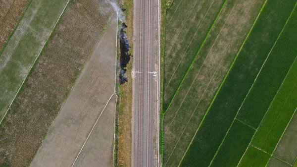 Vista Aérea Superior Trilhos Ferroviários Com Campo Arroz Redor Campo — Fotografia de Stock