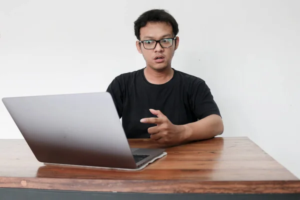 Wow Gesicht Junger Asiatischer Mann Schockiert Laptop Sieht Wenn Isoliert — Stockfoto