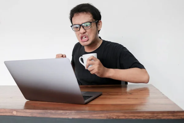 Junger Asiate Ist Wütend Und Hasst Laptop Indonesien Mann Trägt — Stockfoto