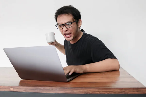 Jovem Homem Asiático Está Irritado Odeia Com Laptop Indonésia Homem — Fotografia de Stock