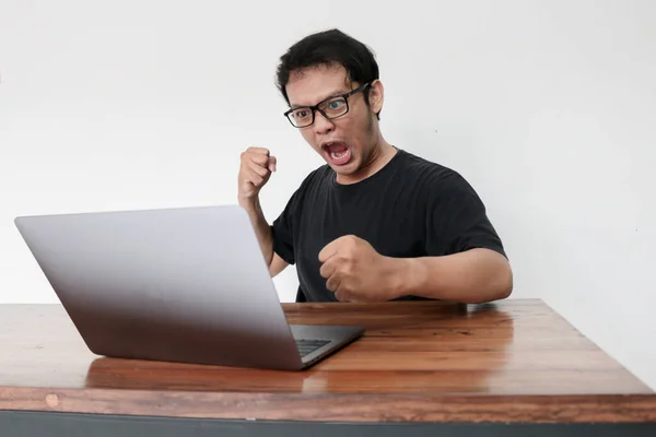 Jonge Aziatische Man Boos Haat Met Laptop Indonesia Man Draagt — Stockfoto