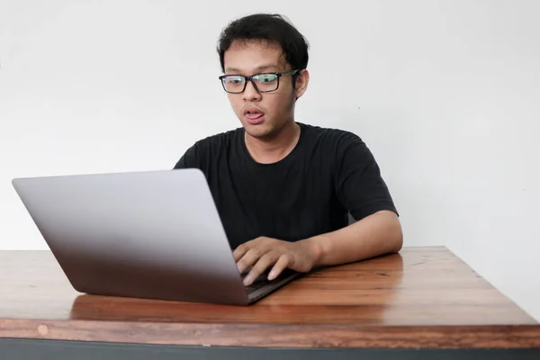 Pemuda Asia Membosankan Dan Malas Depan Laptop Pria Indonesia Mengenakan — Stok Foto