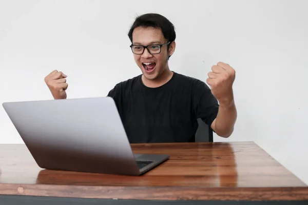 Glædelig Begejstret Asiatisk Mand Med Bærbar Computer Løft Armen Fejre - Stock-foto