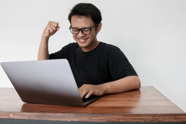 Feliz Homem Asiático Animado Com Laptop Levantar Braço Para Celebrar — Fotografia de Stock