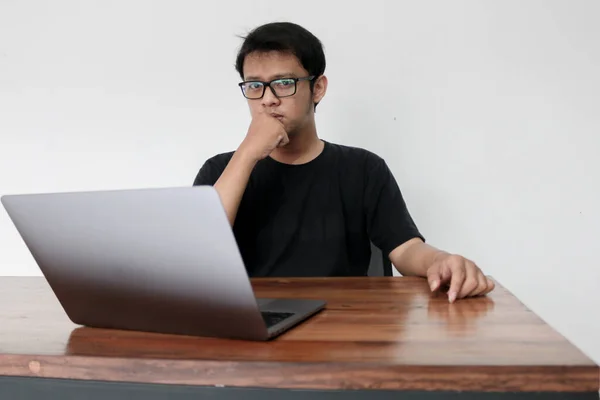 Ung Asiatisk Man Tråkig Och Lat Framsidan Laptopen Indonesien Man — Stockfoto