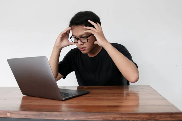 Jovem Homem Asiático Chato Preguiçoso Frente Laptop Indonésia Homem Usar — Fotografia de Stock