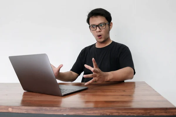 Wow Arc Fiatal Ázsiai Férfi Megdöbbent Amit Lát Laptopon Amikor — Stock Fotó