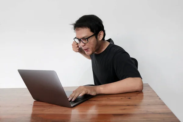 Ung Asiatisk Mann Sint Hater Laptop Indonesia Man Bruker Svart – stockfoto