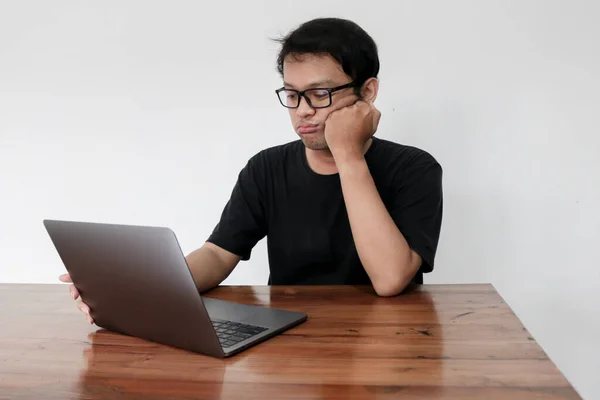 Ung Asiatisk Man Tråkig Och Lat Framsidan Laptopen Indonesien Man — Stockfoto