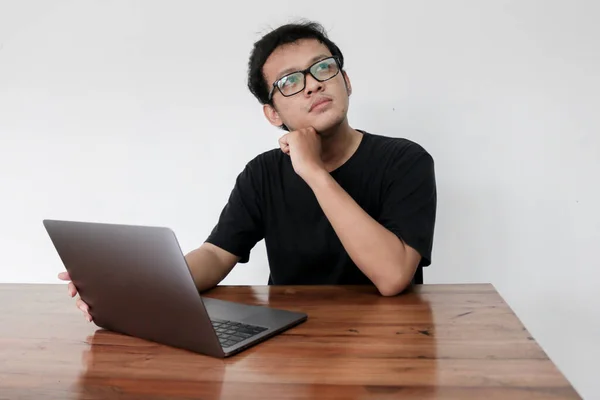 Jovem Homem Asiático Trabalho Sério Pensar Frente Laptop Indonésia Homem — Fotografia de Stock