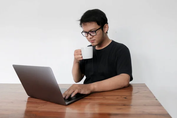 Ung Asiatisk Man Seriöst Arbete Eller Tänkande Framsidan Laptop Indonesien — Stockfoto
