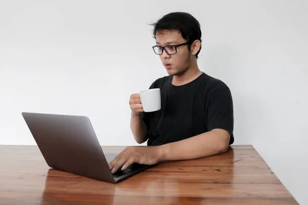 Ung Asiatisk Man Förvirrad Och Chockad När Ringer Telefonen Med — Stockfoto