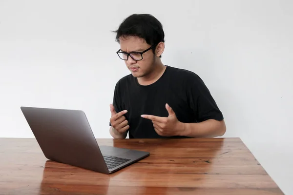 Young Asian Man Está Confuso Chocado Ligar Para Telefone Com — Fotografia de Stock