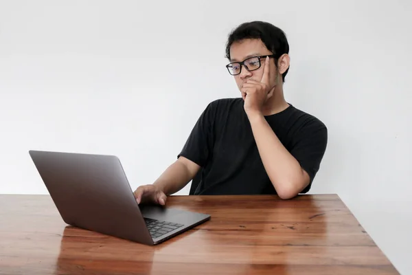 Unge Asiater Seriøse Eller Tenker Laptopen Indonesia Man Bruker Svart – stockfoto