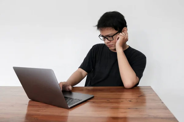 Jovem Homem Asiático Trabalho Sério Pensar Frente Laptop Indonésia Homem — Fotografia de Stock