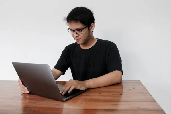 Unge Asiater Seriøse Eller Tenker Laptopen Indonesia Man Bruker Svart – stockfoto