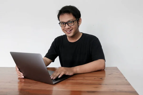Молодий Азіатський Чоловік Почувається Щасливим Посміхається Коли Працює Ноутбуком Столі — стокове фото