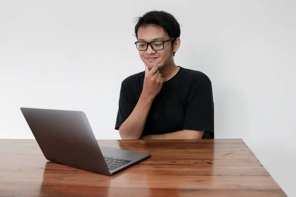 Ung Asiatisk Mann Glad Smiler Når Bærbar Står Bordet Indonesisk – stockfoto