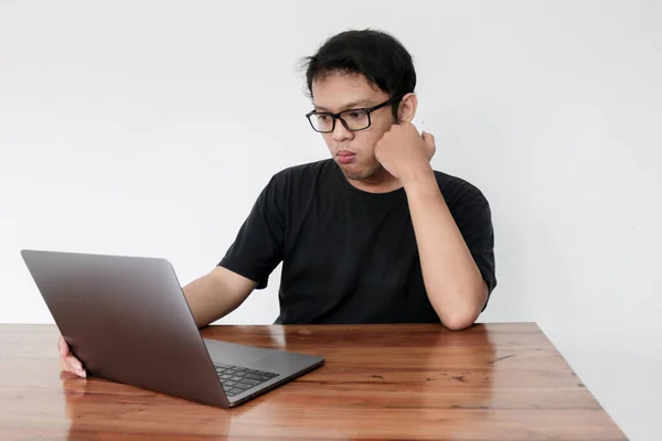 Jovem Asiático Homem Sorrir Desfrutar Quando Trabalha Casa Com Laptop — Fotografia de Stock