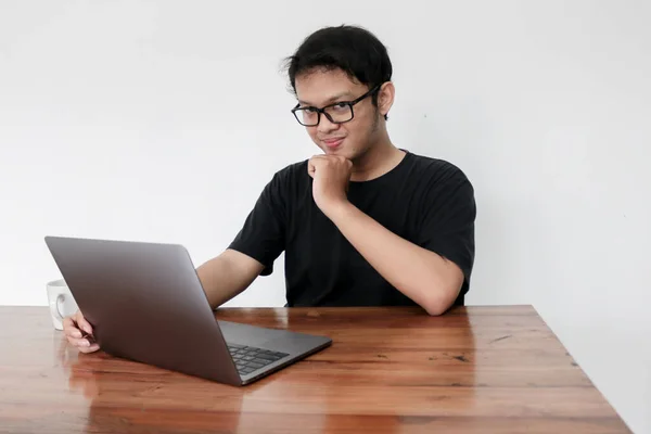 Jovem Asiático Homem Sorrir Desfrutar Quando Trabalha Casa Com Laptop — Fotografia de Stock