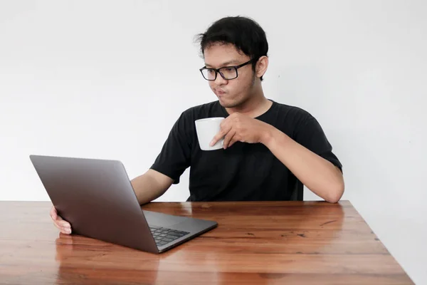 Ung Asiatisk Man Leende Och Njuta När Arbetar Hemma Med — Stockfoto