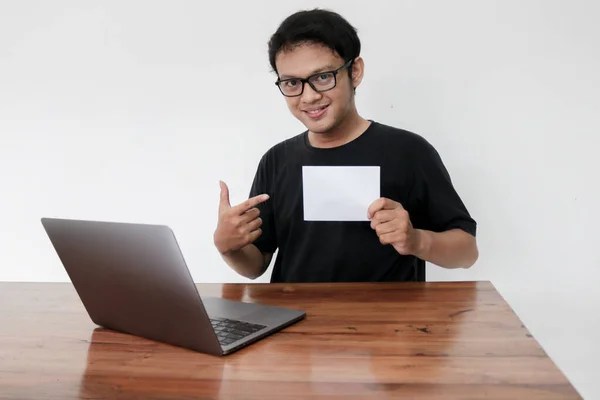 Jovem Asiático Sentindo Feliz Com Laptop Segurando Papel Espaço Branco — Fotografia de Stock