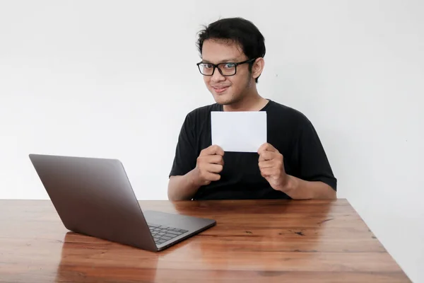 Ung Asiatisk Man Känner Sig Nöjd Med Bärbar Dator Och — Stockfoto