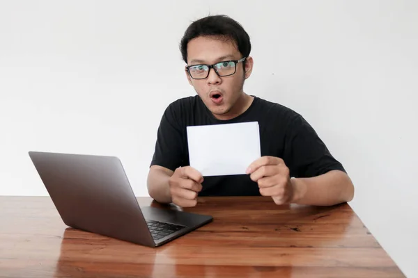 Обличчя Вашого Азіатського Чоловіка Шоковане Здивоване Ноутбуком Тримає Порожній Білий — стокове фото
