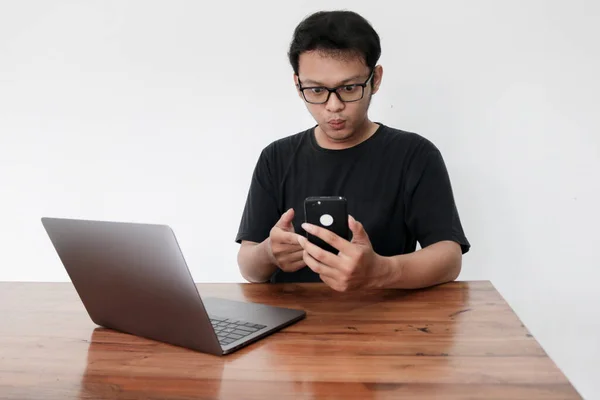 Young Asian Man Está Confuso Chocado Ligar Para Telefone Com — Fotografia de Stock