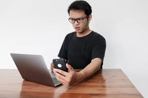 Young Asian Man Confuso Scioccato Quando Chiama Telefono Con Computer — Foto Stock