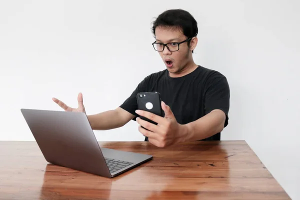Cara Jovem Asiático Chocado Surpreso Com Que Ele Smartphone Laptop — Fotografia de Stock