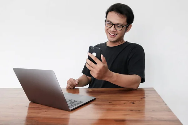 Jovem Asiático Sentindo Feliz Sorrir Que Ele Smartphone Laptop Mesa — Fotografia de Stock