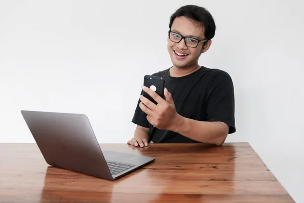 Jovem Asiático Sentindo Feliz Sorrir Que Ele Smartphone Laptop Mesa — Fotografia de Stock