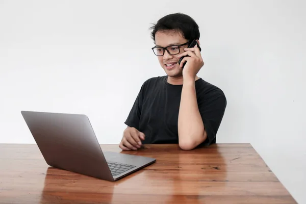 Jovem Asiático Sentindo Feliz Sorrir Que Ele Smartphone Laptop Mesa — Fotografia de Stock