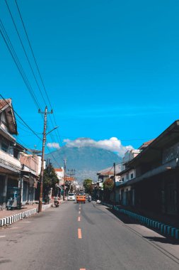 Parakan, Temanggung, Endonezya 'daki Sindoro Dağı geçmişine sahip küçük bir kasaba. Temanggung, Endonezya - Aralık 2020.