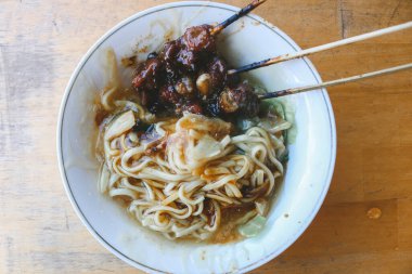 Mie Ongklok, Wonosobo Endonezya 'dan geleneksel erişte ve Satay..