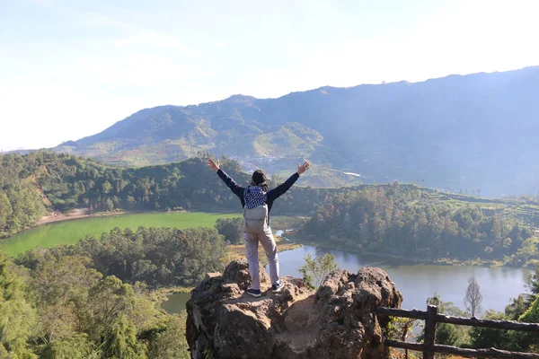 Молодой Человек Стоящий Скале Скалы Наслаждающийся Видом Озеро Горы Дьенг — стоковое фото