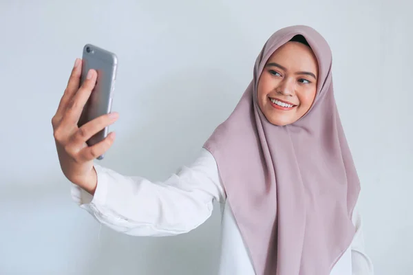 Wanita Muda Islam Asia Mengenakan Kerudung Tersenyum Dan Selfie Mengambil — Stok Foto