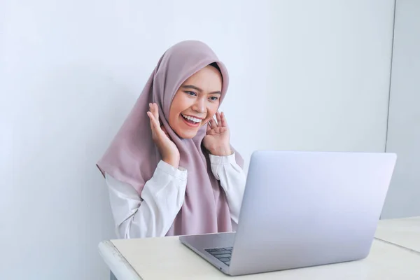 Jonge Aziatische Islam Vrouw Draagt Hoofddoek Geschokt Glimlach Laptop Indonesische — Stockfoto