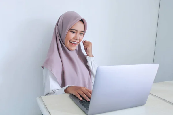 Joven Mujer Islámica Asiática Que Usa Pañuelo Para Cabeza Está — Foto de Stock