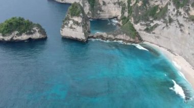 Nusa Penida, Bali, Endonezya 'daki muhteşem turkuaz mavi okyanuslu hava aracı manzaralı elmas plajı. Beyaz uçurum, okyanus, kaya, plaj.